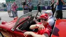 Pembalap tim Ferrari, Sebastian Vettel saat mengikuti parade pembalap jelang balapan pertama musim ini di GP F1 Australia di Melbourne, Australia, (25/3). Vettel akan memulai balapan dari posisi ketiga. (AP Photo/Asanka Brendon Ratnayake)