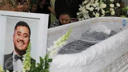 Kesedihan ibunda Mike Mohede, Amin Yudhayani, yang setia mendampingi jenazah Mike di rumah duka kawasan Bintaro, Tangsel, Senin (1/8). Sebelumnya dikabarkan Mike Mohede meninggal pada usia 32 tahun karena serangan jantung. (Liputan6.com/Herman Zakharia)