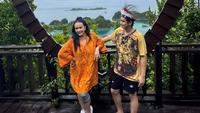 6 Potret Liburan Ajun Perwira dan Jennifer Jill di Raja Ampat, Tampil Mesra