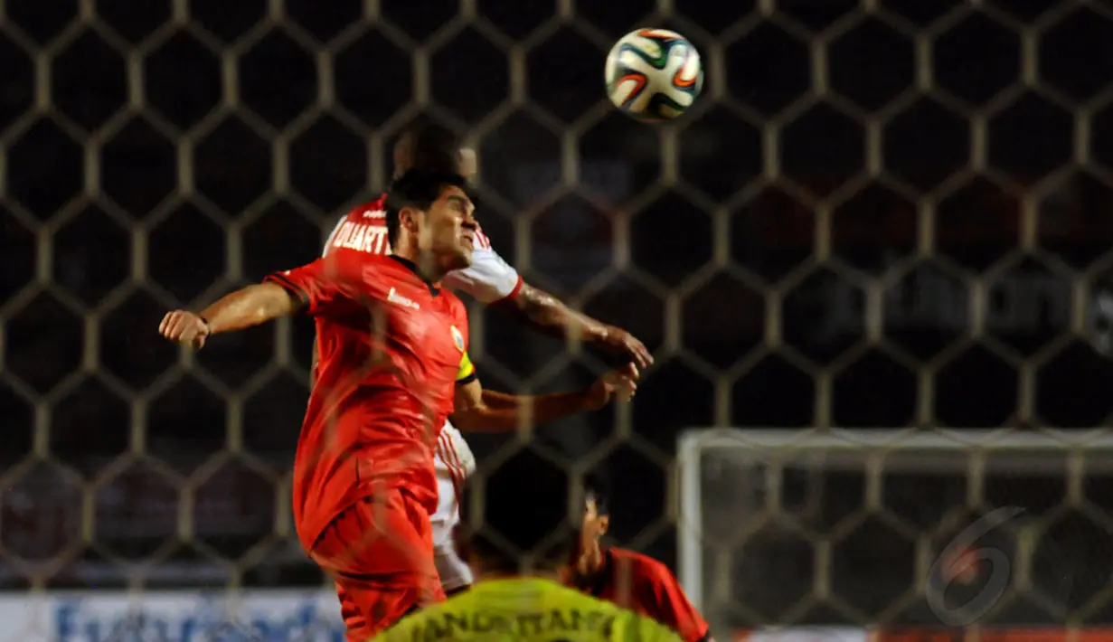 Fabiano Beltrame (Persija) mencoba menahan sundulan Lerin Duarte (Ajax Amsterdam) saat berlaga di Stadion GBK Jakarta, (11/5/2014). (Liputan6.com/Helmi Fithriansyah)