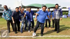 Sejumlah anggota Fraksi Demokrat berpose saat pembukaan turnamen futsal dalam rangka HUT Partai Demokrat ke-15 di Lapangan Sepakbola DPR, Jakarta, Jumat (9/9). Partai Demokrat bertekad kembali merebut kekuasaan pada Pemilu 2019. (Liputan6.com/Johan Tallo)