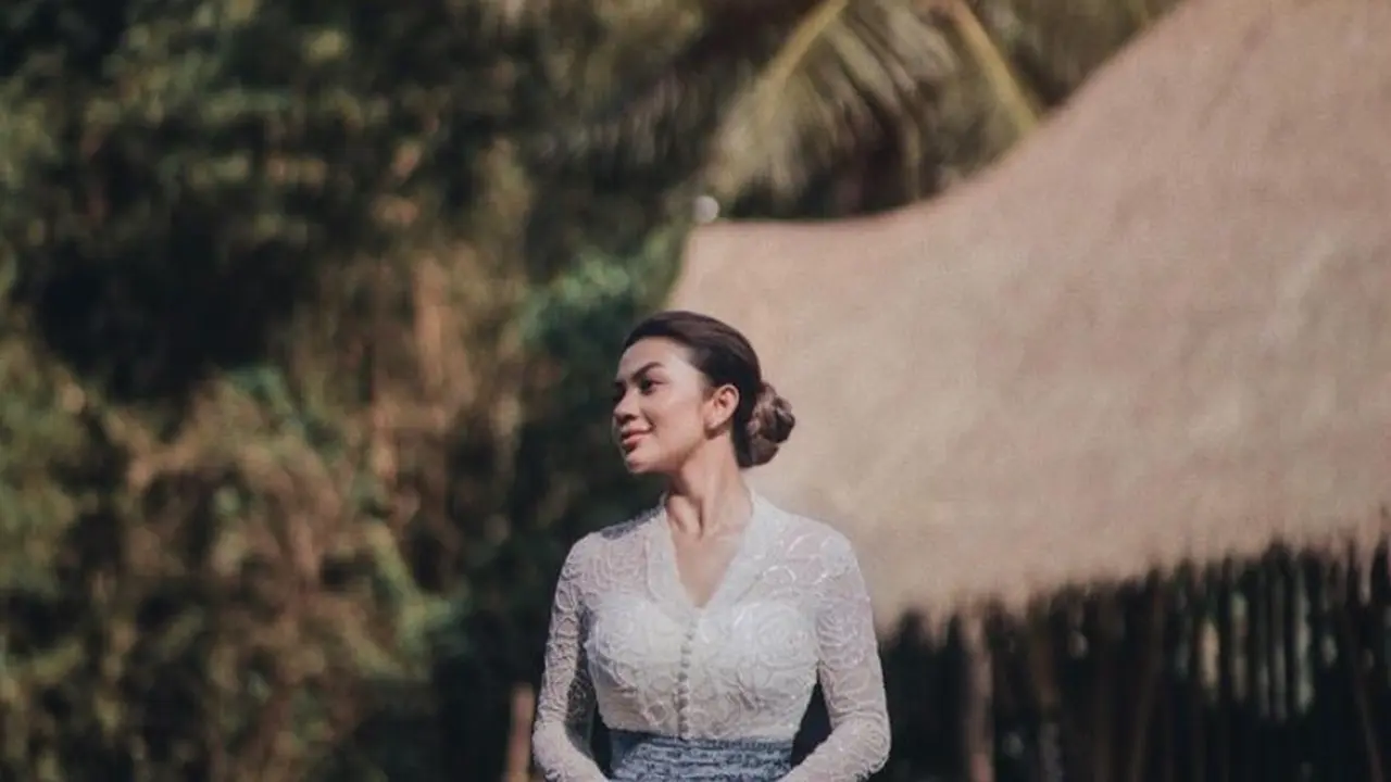 Pesona Artis Tanah Air Dibalut Kebaya Putih