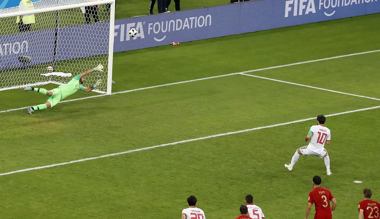 Pemain Iran, Karim Ansarifard mencetak gol lewat penalti  menit akhir saat melawan Portugal pada laga grup B Piala Dunia 2018 di Mordovia Arena, Saransk, Rusia, (25/6/2018). Portugal dan Iran bermain imbang 1-1. (AP/Darko Bandic)