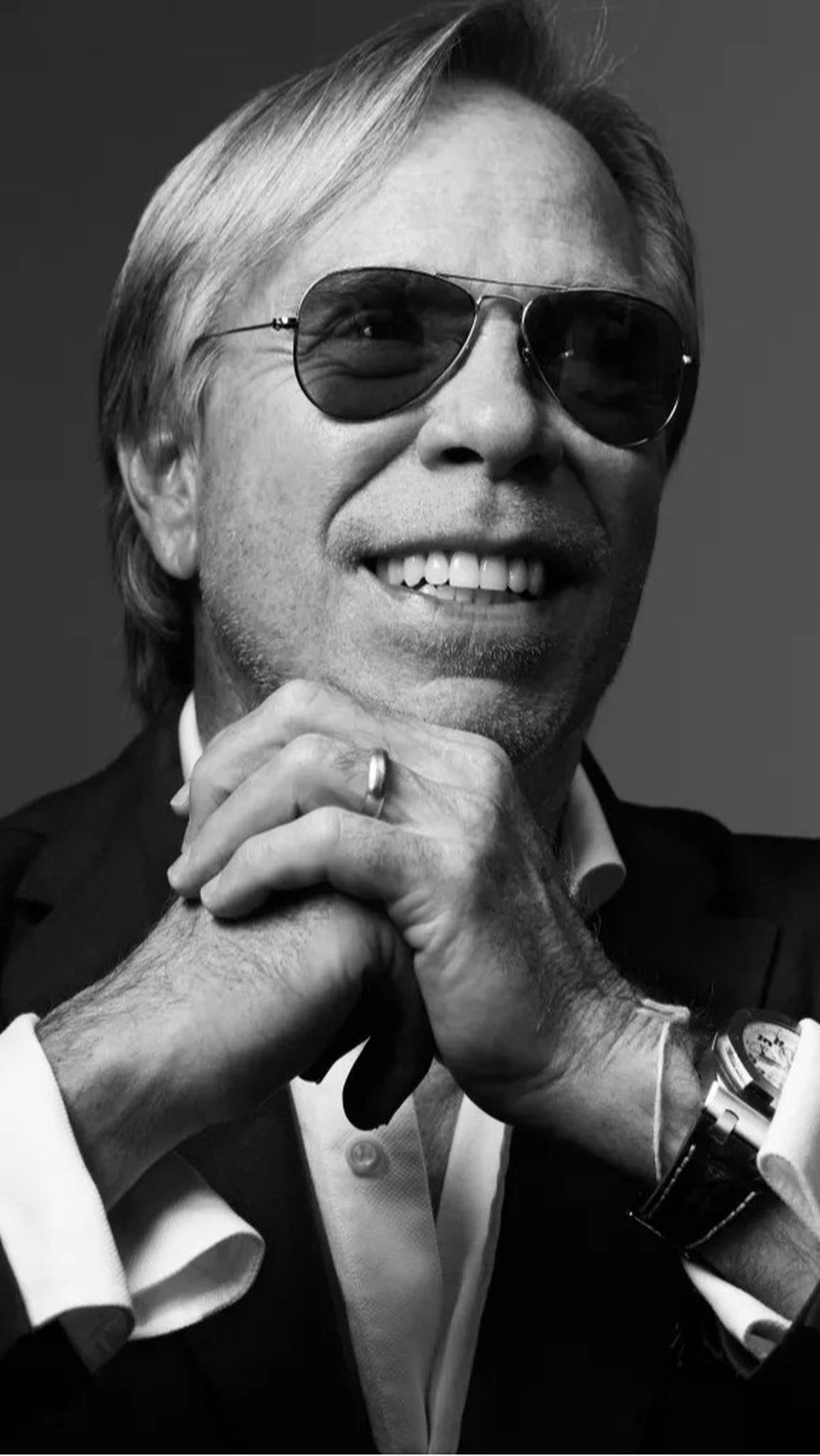 5.&nbsp;Tommy Hilfiger: Gaya Eklektik dengan Warna-warni