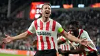 Pemain PSV Eindhoven Luuk de Jong (kiri) merayakan dengan rekan setimnya Ibrahim Sangare usai mencetak gol ke gawang Arsenal pada pertandingan sepak bola Grup A Liga Europa di Stadion Philips, Eindhoven, Belanda, 27 Oktober 2022. Arsenal kalah 0-2 dari PSV Eindhoven. (AP Photo/Peter Dejong)