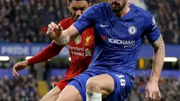 Penyerang Chelsea, Olivier Giroud berusaha mengontrol bola dibayangi bek tengah Liverpool, Joe Gomez pada laga putaran lima Piala FA di Stamford Bridge, London, Selasa (3/3/2020). Chelsea mengemas kemenangan telak 2-0 atas tamunya Liverpool. (AP/Kirsty Wigglesworth)