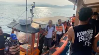 Tim SAR saat mengevakuasi wisatawan dari perahu yang tenggelam. (Liputan6.com/ Ola Keda)