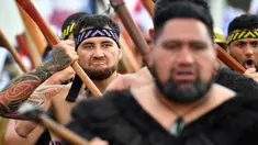 Masyarakat adat dari suku Maori berbaris dalam aksi protes untuk mengkritik pemerintah atas kebijakannya yang akan berdampak pada masyarakat adat Maori di Wellington, Selandia Baru pada 19 November 2024. (Sanka Vidanagama/AFP)
