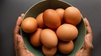 Ilustrasi telur ayam. (Photo by Louis Hansel on Unsplash)