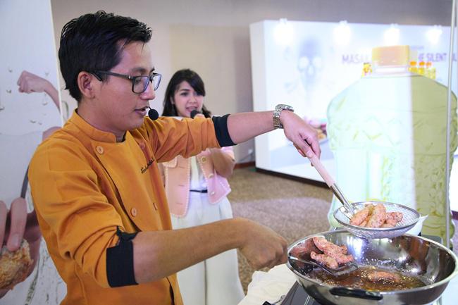 Segera ganti minyak yang baru jika minyak yang lama telah berubah warna setelah digunakan untuk memasak | Photo: Copyright Vemale.com/Anisha SP