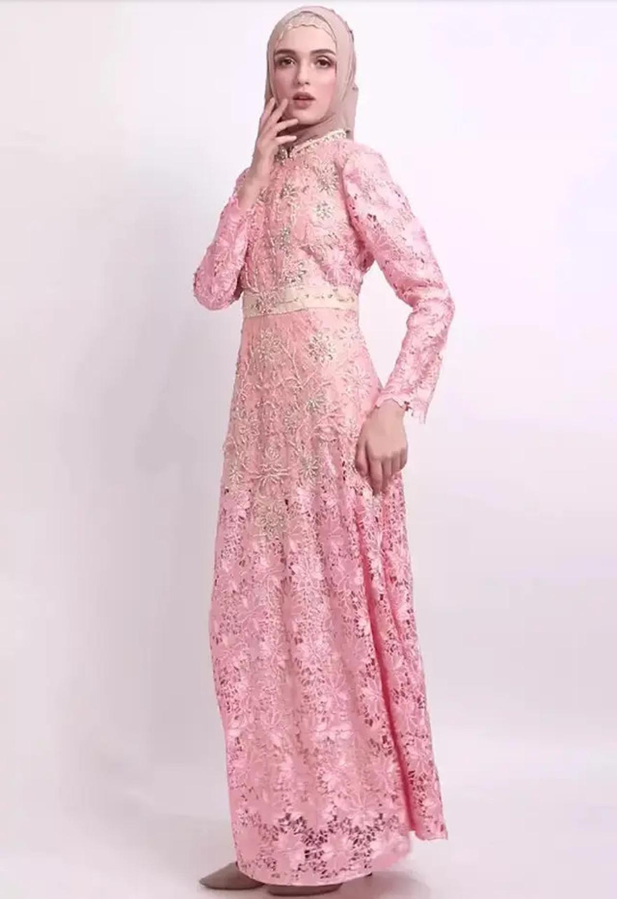 Model Gamis Brokat Kombinasi untuk Lebaran 2025, Bikin Penampilanmu Elegan