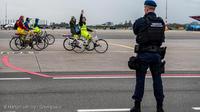 Aksi aktivis lingkungan naik sepeda untuk halangi jet pribadi di Belanda. Dok:&nbsp;Greenpeace