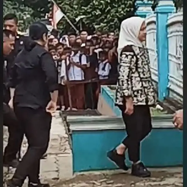 Viral Video Iriana Tunggu Jokowi Sholat Jumat, Duduk di Pinggir Jalan Depan Masjid