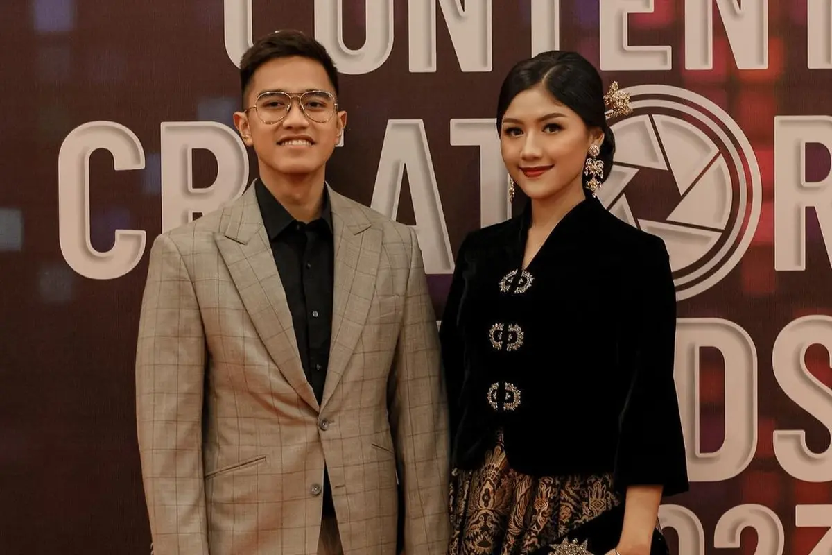 Adu Gaya Bangsawan Kembar dari Erina Gudono dan Aaliyah Massaid yang Kenakan Kebaya Sama, Siapa yang Lebih Terlihat Ningrat?
