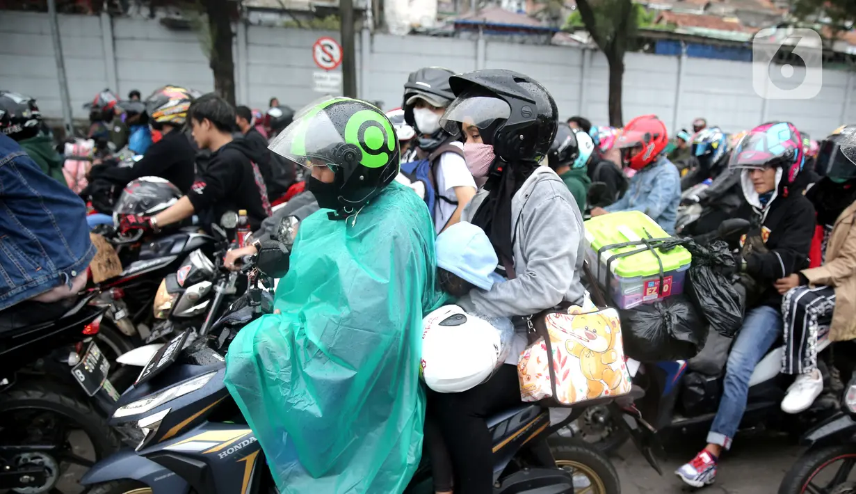 <p>Pemudik bersepeda motor antre untuk memasuki Pelabuhan Merak di Banten, Sabtu (30/4/2022). Pelabuhan Merak dipadati puluhan ribu pemudik berkendaraan roda yang akan menyebrang ke pulau Sumatra. (Liputan6.com/Angga Yuniar)</p>