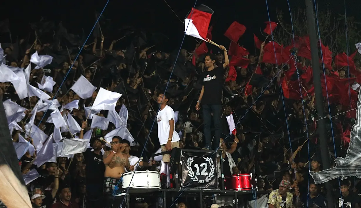 Suporter Bali United memberikan dukungan saat melawan Madura United pada laga Liga 1 2019 di Stadion Kapten I Wayan Dipta, Bali, Minggu (22/12). Bali kalah 0-2 dari Madura. (Bola.com/Aditya Wany)