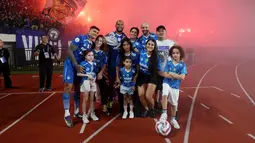 Keluarga Ciro Alves dan David Da Silva berfoto bersama saat merayakan kemenangan Persib Bandung atas Madura United pada laga leg 1 final Championship Series BRI Liga 1 2023/2024 di Stadion Si Jalak Harupat, Bandung, Minggu (26/05/2024). (Bola.com/M Iqbal Ichsan)