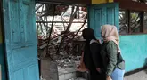 Warga melihat ruangan kelas yang roboh  di SDN Kebayoran Lama Selatan 09 Pagi, Kebayoran Lama, Jakarta Selatan, Selasa (21/07/2026). (KLY/ Arie Basuki)