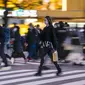 Orang-orang yang memakai masker berjalan di sekitar persimpangan Shibuya Tokyo, Jepang, Senin (29/11/2021). Penutupan pintu untuk warga negara asing ke Jepang hanya  bersifat sementara hingga diperoleh informasi lanjutan tentang varian Omicron. (AP Photo/Kiichiro Sato)