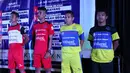 Pemain dari perwakilan tim mengenakan kostum tim saat drawing putaran Final Irman Gusman Cup 2016 di Hotel Mercure, Padang, Sumatera Barat. (Bola.com/SPARTAN Enterprise)