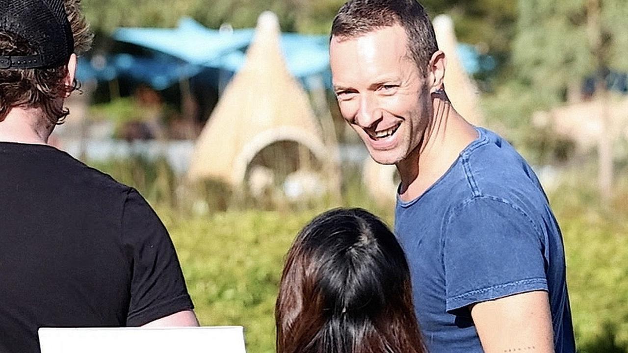 Pengumuman pertunangan ini menjadi momen istimewa dan membahagiakan bagi Dakota Johnson dan Chris Martin, menandai langkah penting dalam perjalanan cinta mereka.