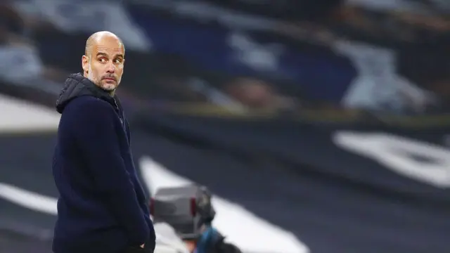 Foto Liga Inggris: Ekspresi Pep Guardiola Saat Manchester City Terkapar di Markas Tottenham Hotspur