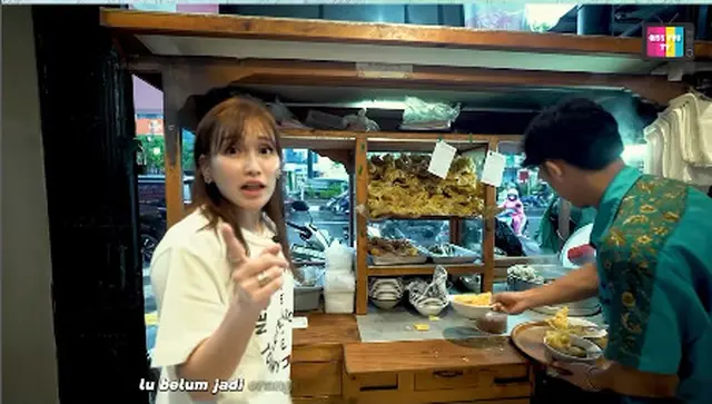 Padahal tajir, Ayu Ting Ting hobi makan di warung kaki lima, ini 6 potretnya