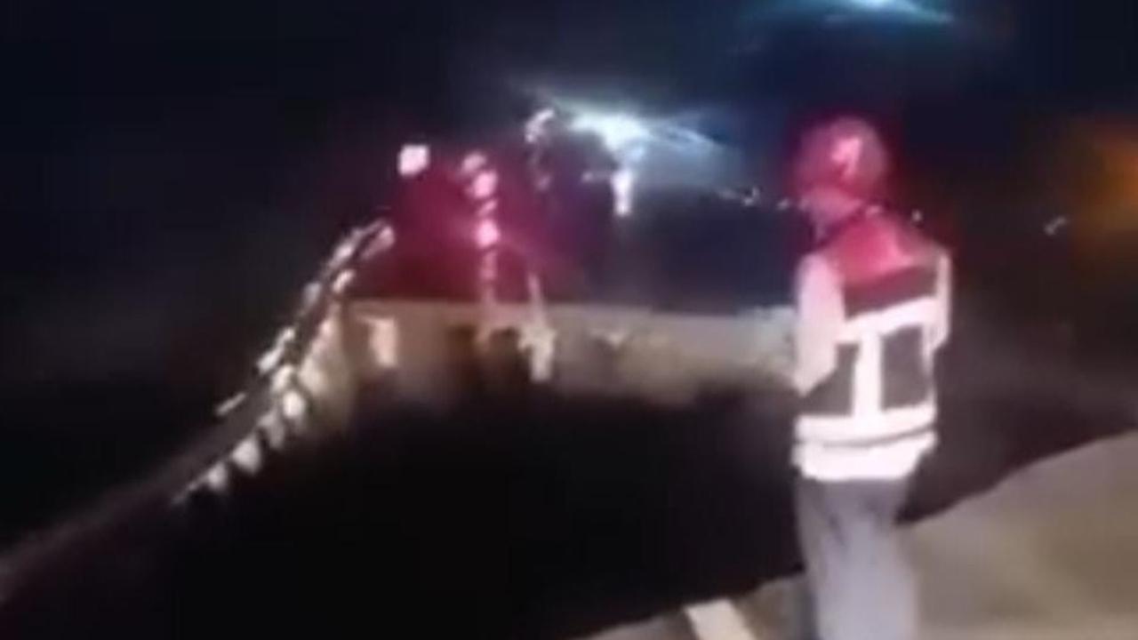 Jalan Tol Bogor-Ciawi-Sukabumi (Bocimi) di KM 64 dari Jakarta menuju Sukabumi mengalami longsor pukul 20.00 WIB.