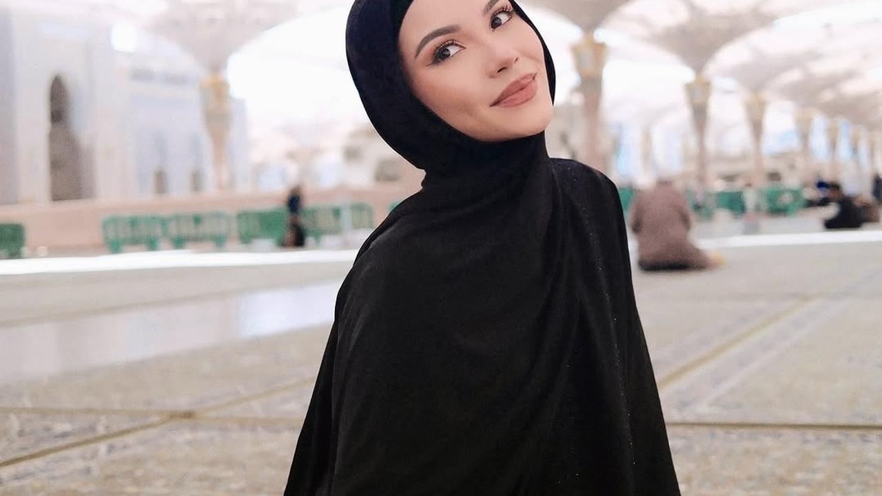 Momen Alyssa Daguise Umrah Bersama Ibu, Kompak dengan Warna Outfit Hitam yang Memesona
