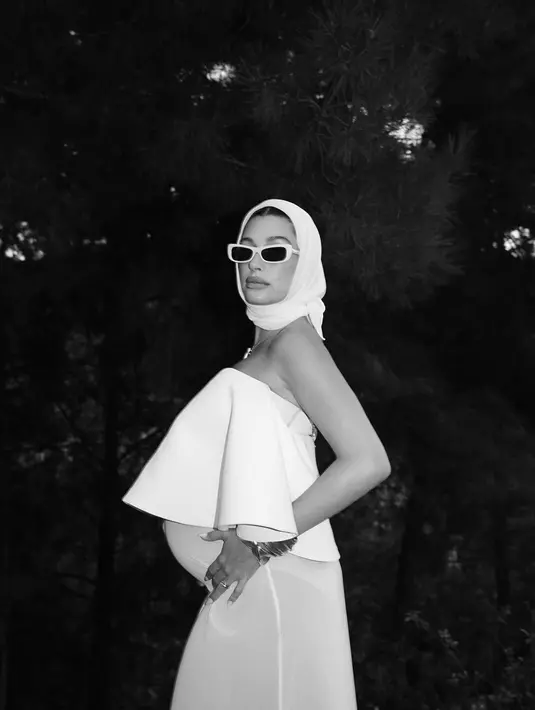 Serahkan saja pada Hailey Bieber untuk memiliki maternity wear terbaik. [@haileybieber].