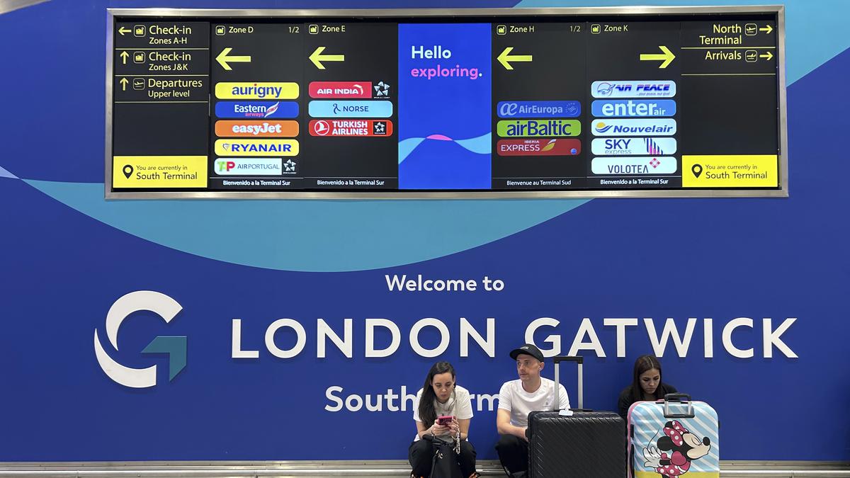 Suasana Bandara Gatwick London Pasca Insiden Jatuhnya Pesawat Air India di Permukiman Ahmedabad