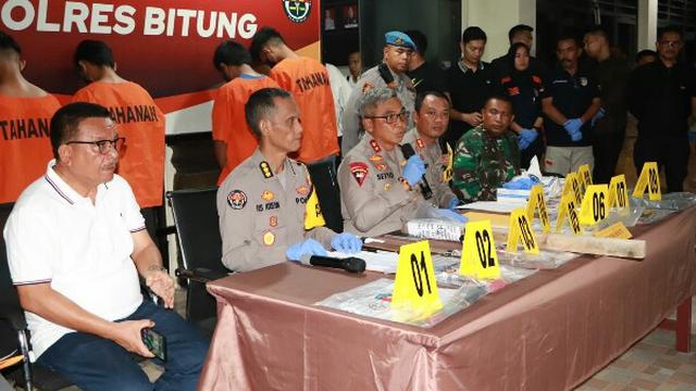 Kapolda Sulut Irjen Pol Setyo Budiyanto saat menggelar konferensi pers, yang dihadiri sejumlah wartawan baik, cetak, elektronik dan media online, di Polres Bitung, Minggu (26/11/2023) malam.