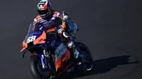 Pembalap KTM Tech 3, Miguel Oliveira, menjadi yang tercepat pada balapan MotoGP Portugal yang berlangsung di Sirkuit Portimao, Portugal, Minggu (22/11/2020). (AFP/Patricia de Melo Moreira)