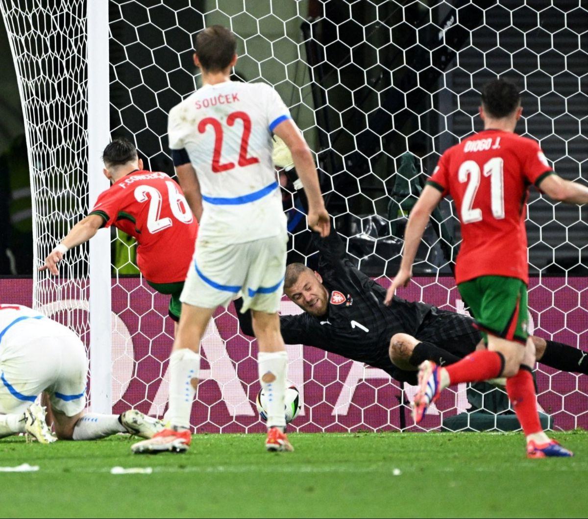 Hingga pada akhirnya Portugal berhasil menggandakan skor lewat aksi Francisco Conceicao yang berhasil mencetak gol kemenangan di menit 90+2.&nbsp;Foto: Reuters&nbsp;<br>