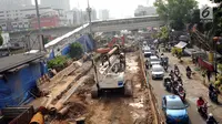 Sejumlah kendaraan antri melewati Jalan Matraman Raya, Jakarta, Jumat (21/7). Kepadatan arus lalu lintas terjadi karena penyempitan ruas jalan akibat pembangunan underpass Matraman. (Liputan6.com/Helmi Fithriansyah)