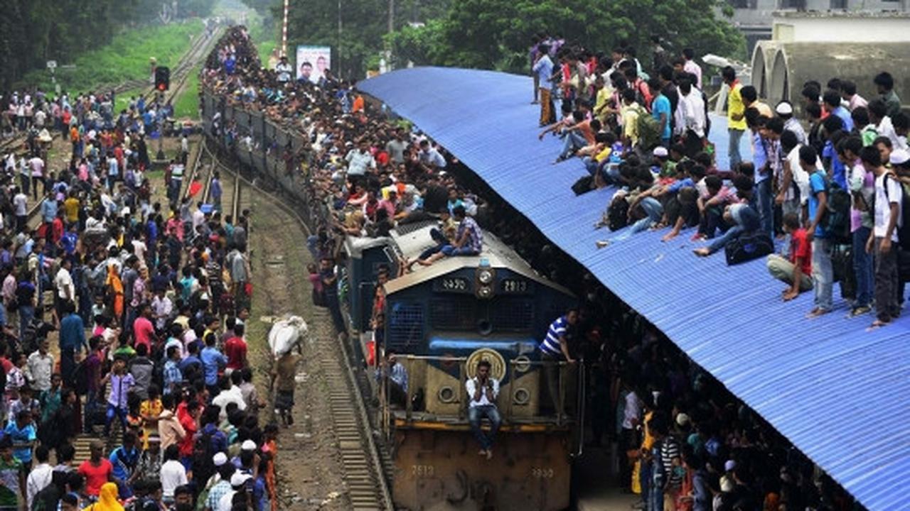 Parahnya mudik di Bangladesh, ibu-ibu nekat naik atap kereta