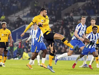 Gelandang Wolverhampton Wanderers, Romain Saiss mencetak gol ke gawang Brighton & Hove Albion pada laga pekan ke-17 Liga Inggris di Stadion Amex, Kamis (16/12/2021) dini hari WIB. Wolves mengalahkan Brighton & Hove Albion dengan skor 1-0. (Gareth Fuller/PA via AP)