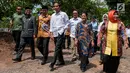 Presiden Joko Widodo (Jokowi) meninjau pembangunan akses jalan menuju persawahan di Desa Pematang Panjang, Kabupaten Banjar, Kalimantan Selatan, Senin (26/3). Total anggaran program padat karya tunai yang digelontorkan Rp115,9 juta (Liputan6.com/Pool)