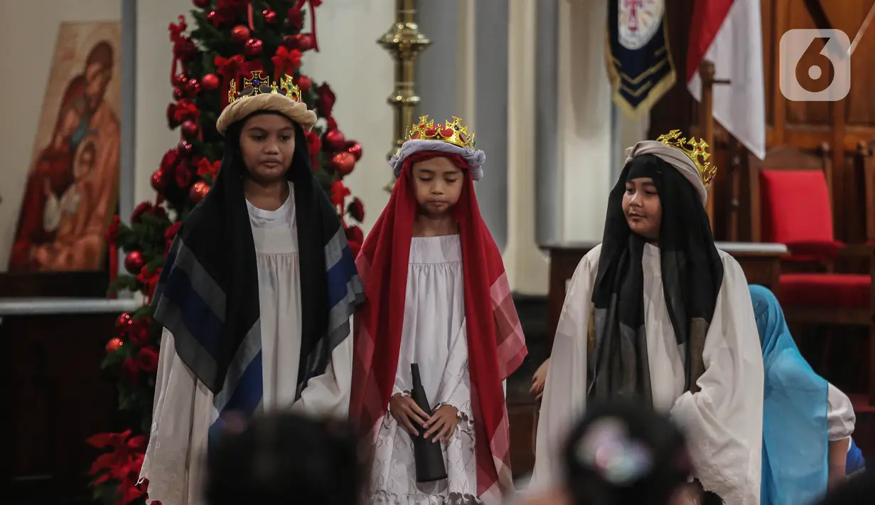 Misa Natal terakhir digelar pada pukul 17.00. Misa Sore ini digelar secara daring dan luring, yang akan dipimpin oleh Romo Albertus Hani Rudi Hartoko. (Liputan6.com/Angga Yuniar)