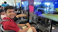 Pemuda Surabaya bernama Assherlee Amaranta ditemani sang ayah rela terbang dari Surabaya ke Jakarta untuk menonton balapan Formula E 2023 di Jakarta International e-Prix Circuit, Jakarta. (Bola.com/Zulfirdaus Harahap)