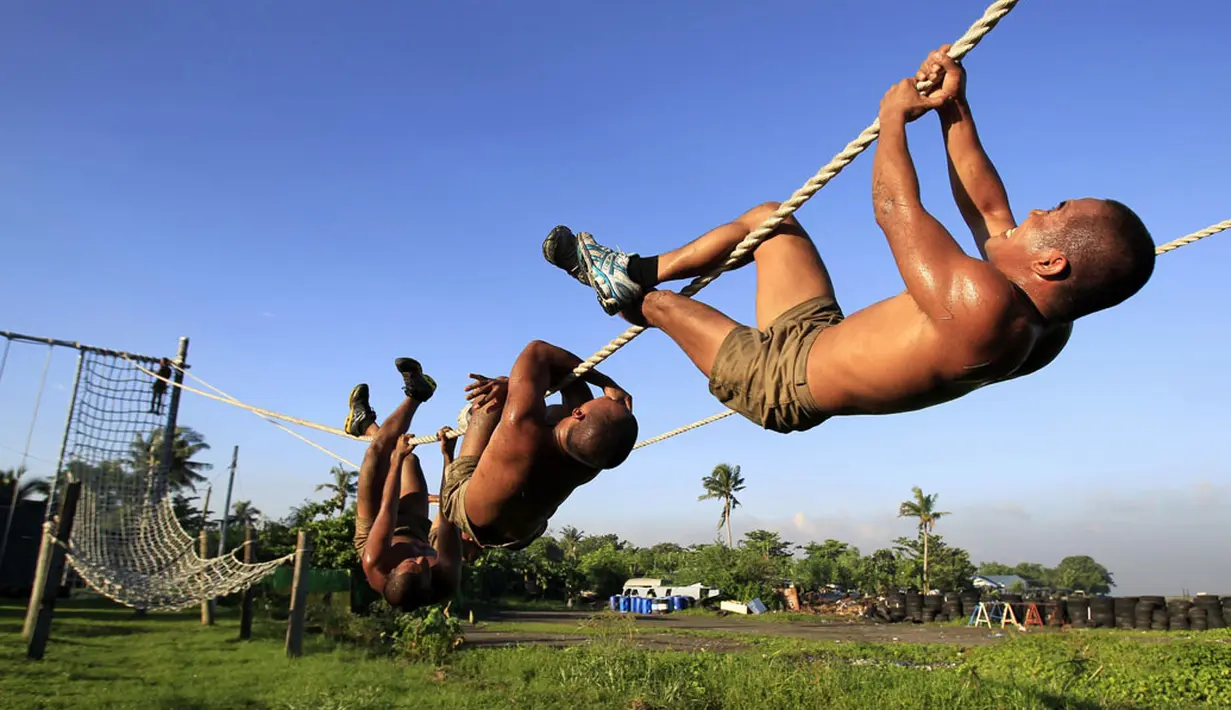 Anggota Navy Seals Filipina melintasi tali saat berlatih di Markas Angkatan Laut di Sangley Point, Cavite, Manila, (26/9/2014). (REUTERS/Romeo Ranoco)