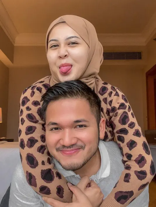 Selain itu, Kesha Ratuliu dan Adhi Permana juga bercerita tentang bulan madu mereka yang tak berjalan sesuai rencana. Di mana awalnya mereka ingin menunaikan ibadah Umrah ke Mekkah, namun karena adanya pandemi covid-19 jadi tertunda. (Instagram/kesharatuliu05)