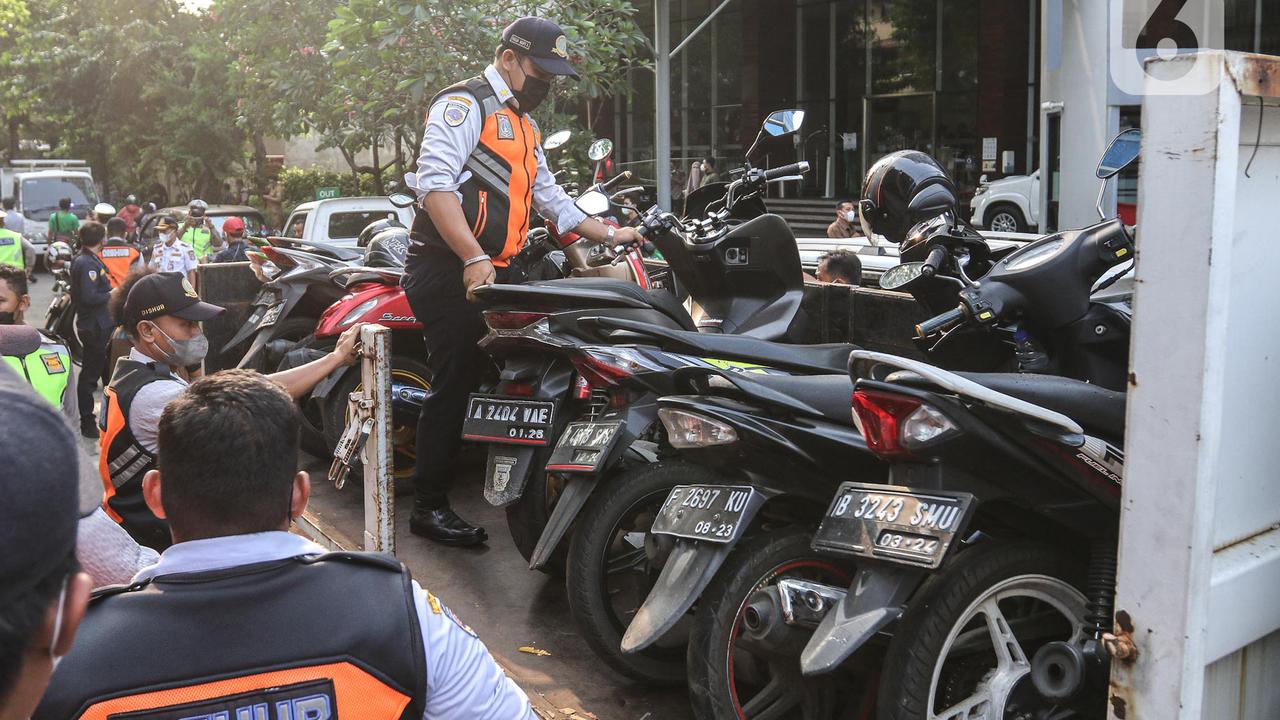 Viral Parkir Liar di Trotoar Jaksel, Pj Gubernur Jakarta Beri Perintah untuk Tindak!