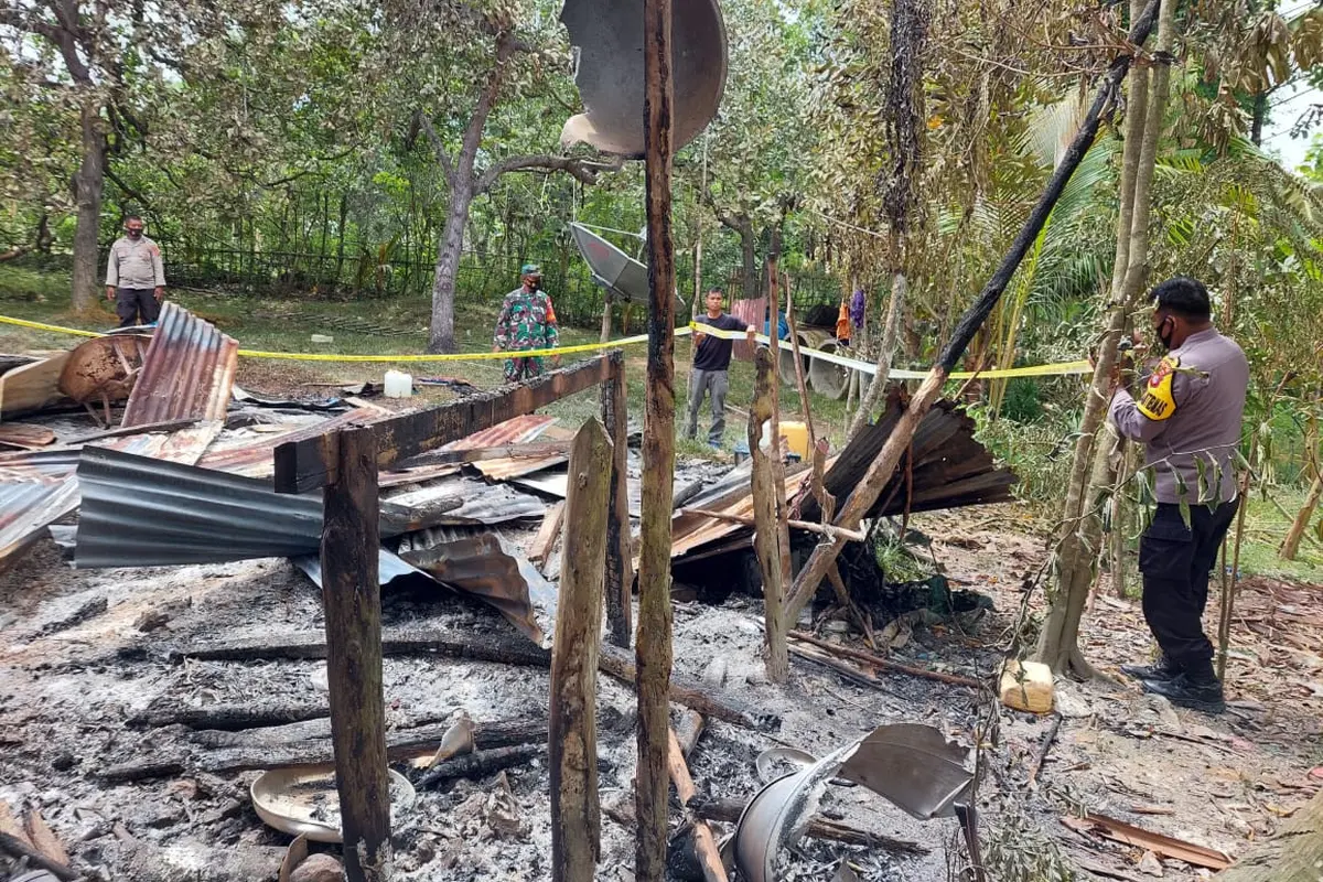 Polisi mengecek lokasi rumah sepasang suami istri di Konawe selatan usai dibakar massa karena sang istri dituduh memiliki ilmu hitam Parakang.(Liputan6.com/Dok Polsek Moramo Utara)