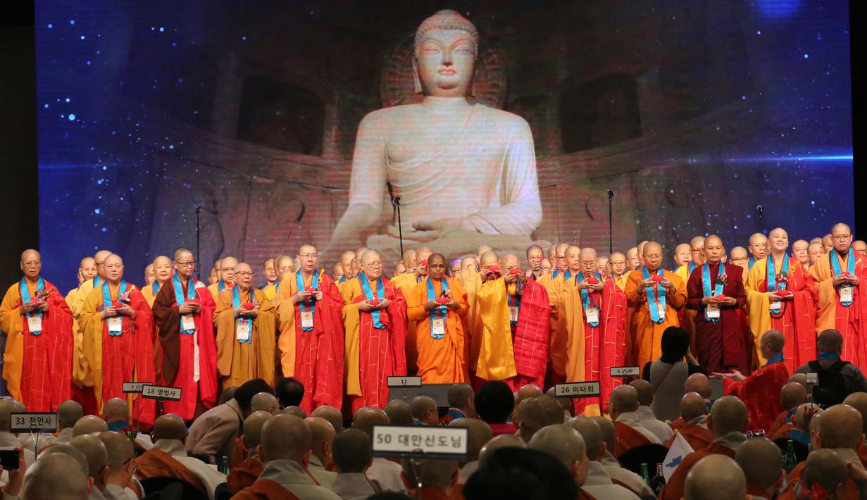 Biksu wanita berdoa selama Konferensi Perdamaian Bhikkhuni Buddha Dunia di Seoul, Korea Selatan (12/4). Diberitakan, Presiden Korsel Moon Jae-in akan mengadakan pertemuan dengan Pemimpin Korut Kim Jong-un. (AP Photo / Ahn Young-joon)