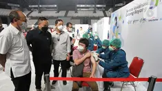 (Ki-Ka) Ketua Umum Kadin Rosan P. Roeslani, Ketum Perbanas sekaligus Wamen BUMN II Kartika Wirjoatmodjo dan Kepala Eksekutif Pengawas Perbankan OJK Heru Kristiyana meninjau Sentra Vaksinasi Gotong Royong Perbanas di Lapangan Tenis Indoor Senayan, Jakarta, Sabtu (19/6/2021). (Liputan6.com/HO/Rizky)