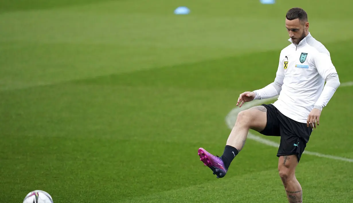 Pemain Austria Marko Arnautovic saat sesi latihan jelang menghadapi Wales pada pertandingan kualifikasi Piala Dunia 2022 di Stadion Cardiff City, Wales, 23 Maret 2022. (Nick Potts/PA via AP)