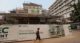 Pekerja berada di area Rumah Raden Saleh saat proses pemugaran berlangsung di kompleks RS PGI Cikini, Jakarta Pusat, Kamis (10/9/2026). Bangunan tersebut menjadi bagian dari peninggalan sejarah yang masih bertahan di Jakarta. (KLY/Budy Santoso)