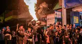 Seorang pemuda Muslim Indonesia melakukan aksi menghembuskan api saat parade yang menandai dimulainya tahun baru Islam di Surabaya, Jawa Timur pada Kamis 26 Juni 2025 malam. (Juni KRISWANTO/AFP)