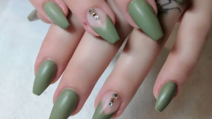 Miliki Kuku Bagus dengan Mencoba Nail Art Super Simpel 